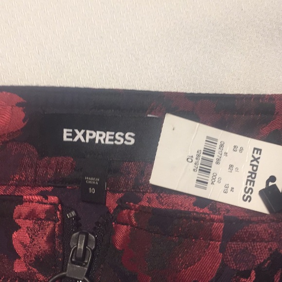 NWT Express mini skirt with a ruffle hem - Picture 3 of 5